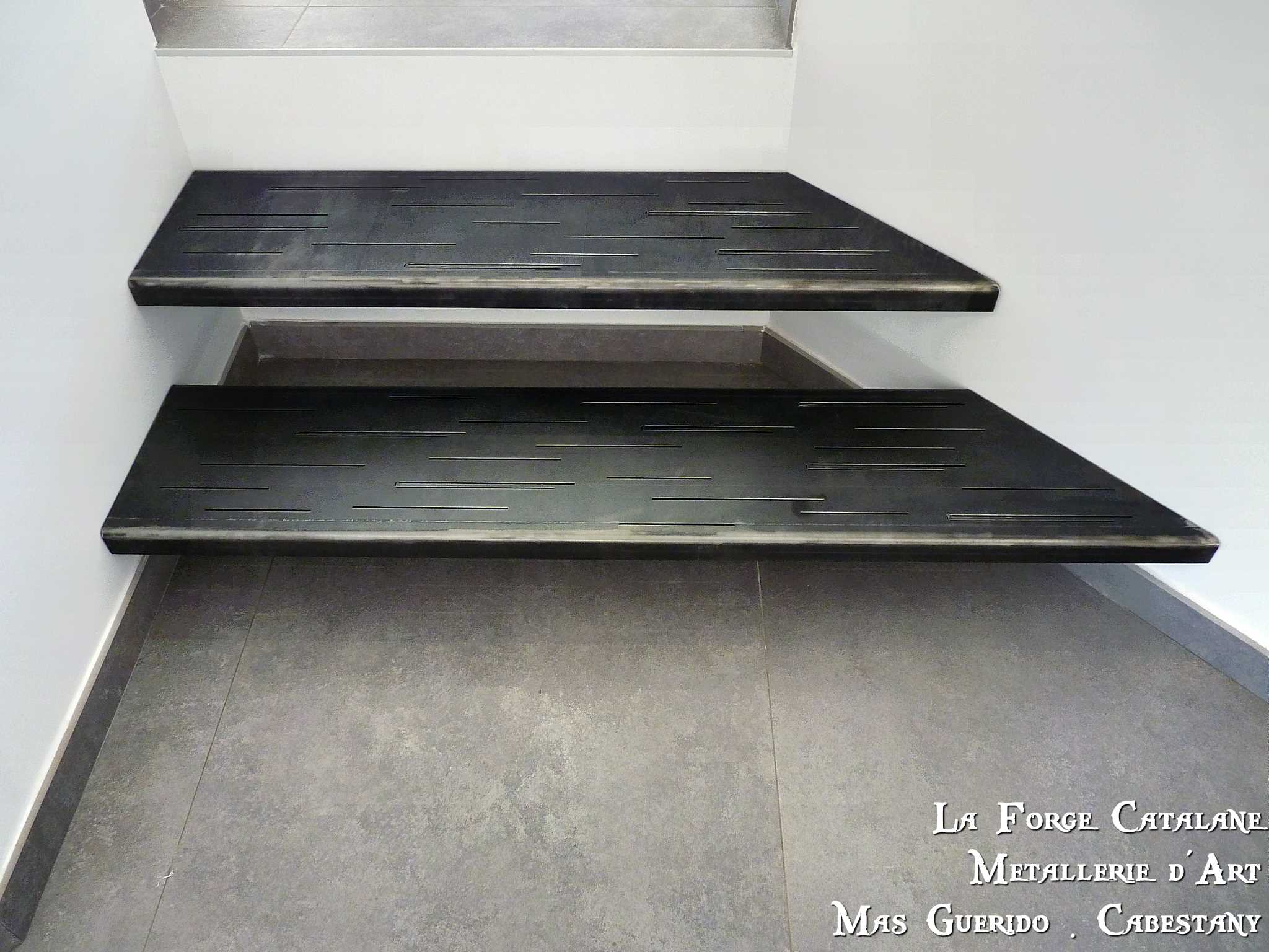 marches en tole pliee avec decoupe laser forge catalane 1.jpg